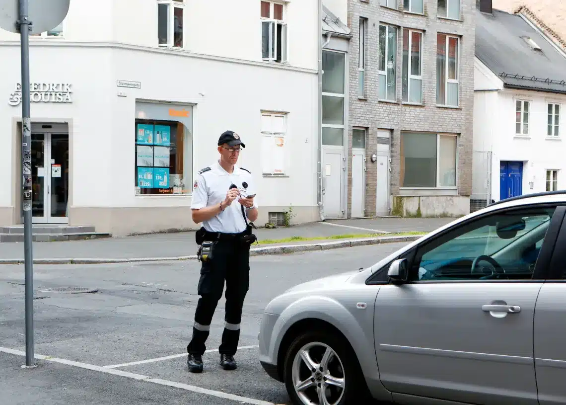 parkeringskontrol i Frederikshavn - forslag om gratis parkering - offentlig parkeringsvagt på billedet